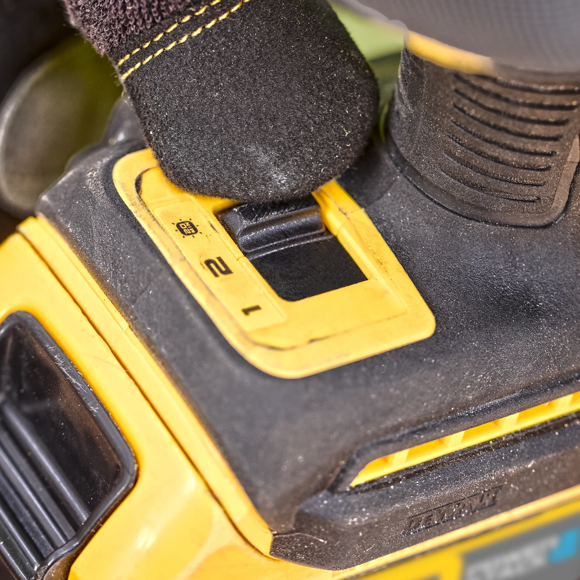 Avvitatore ad Impulsi Dewalt DCF870E2T-QW 18V 1.7Ah - Image 9