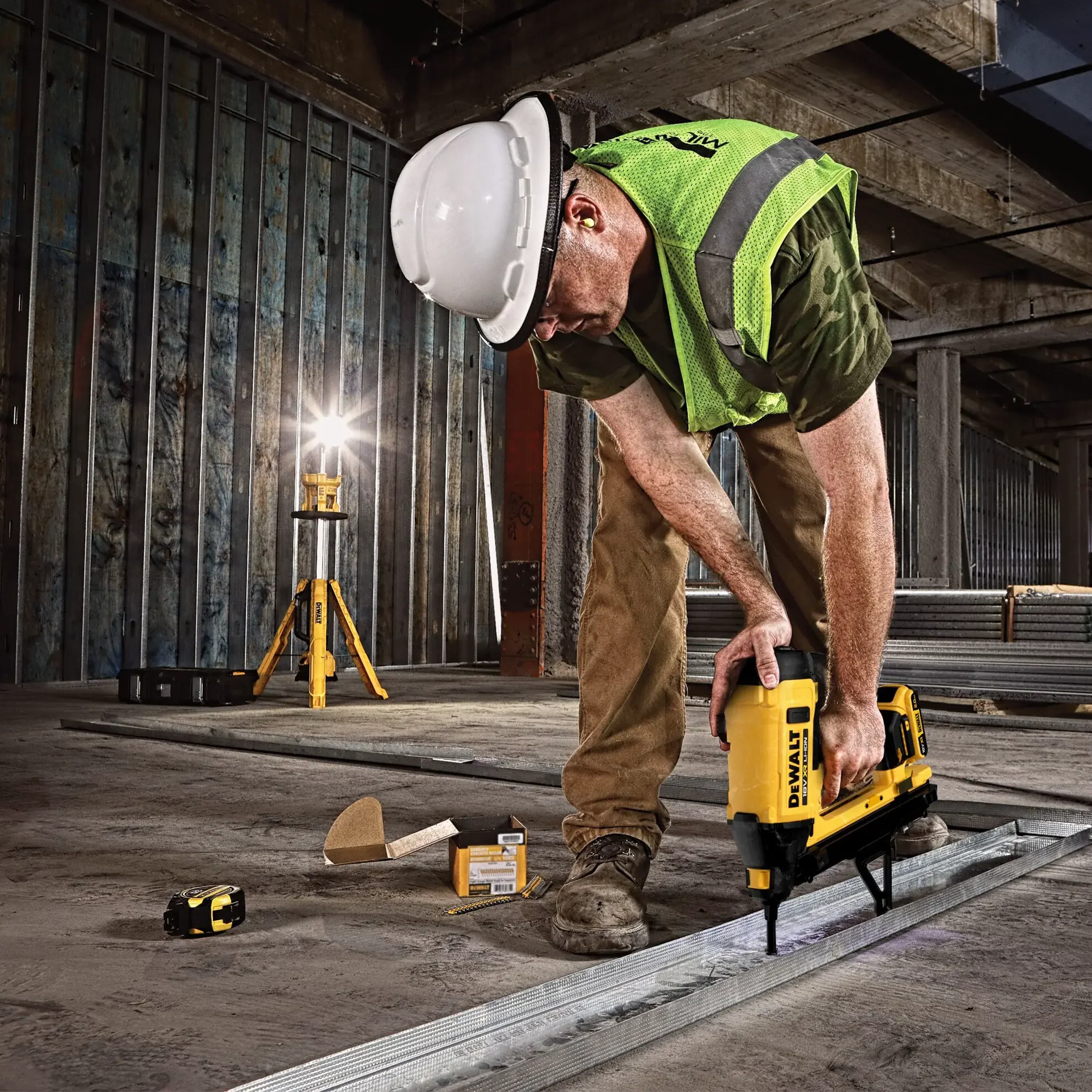 Chiodatrice a gas Dewalt DGN845D1-QW 18V 5Ah - Image 6
