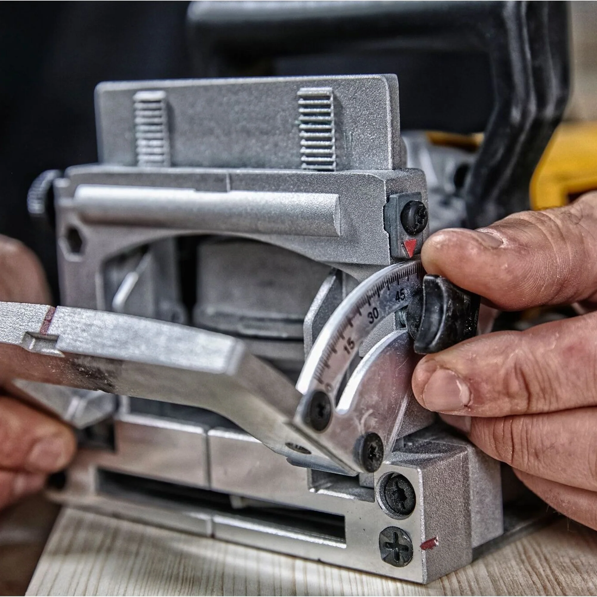 Fresatrice Dewalt DW682K-QS 600W - Image 6