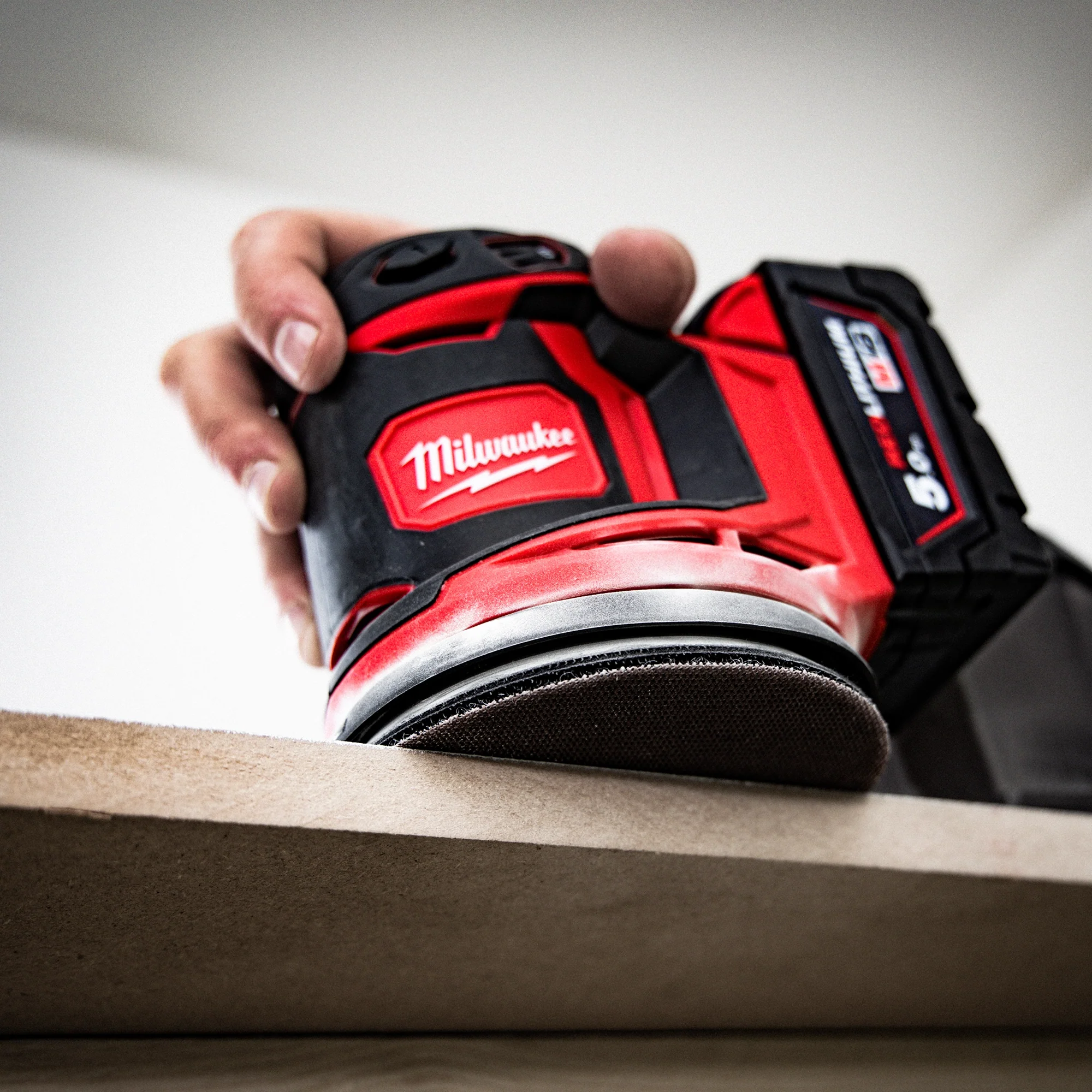 Levigatrice Rotorbitale Milwaukee M18 BOS125-502B 18V 5Ah - Image 5