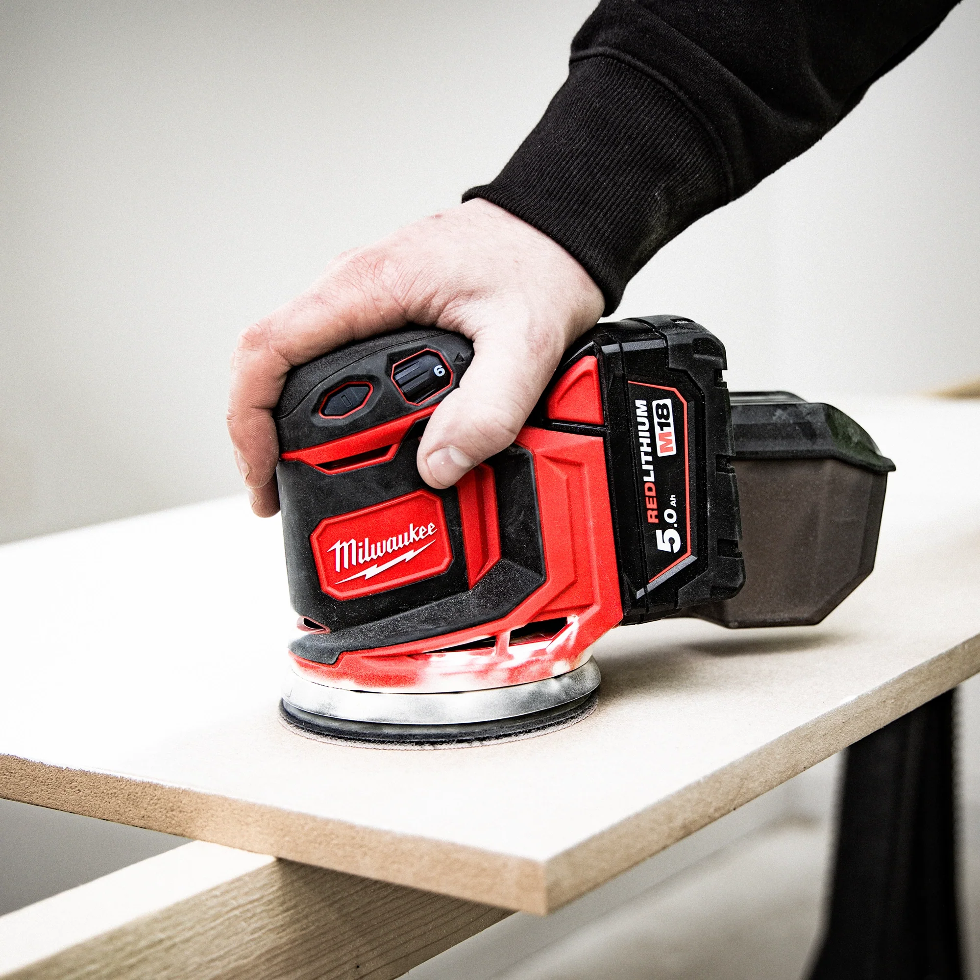 Levigatrice Rotorbitale Milwaukee M18 BOS125-502B 18V 5Ah - Image 6