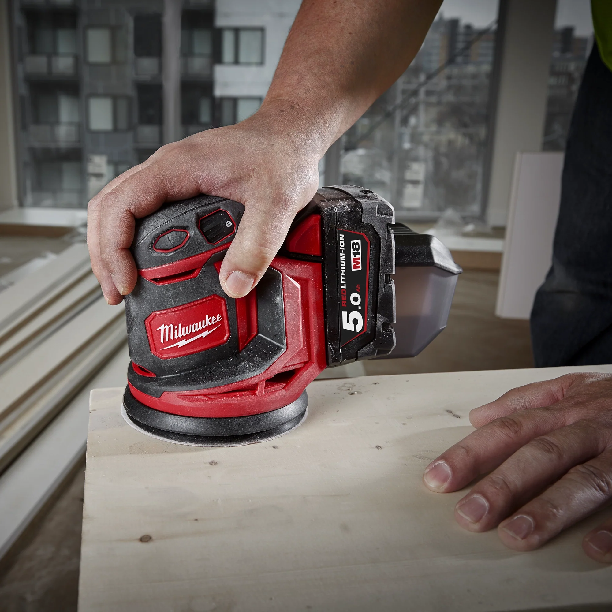 Levigatrice Rotorbitale Milwaukee M18 BOS125-502B 18V 5Ah - Image 7